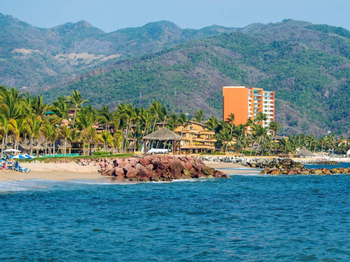 Playa Las Glorias Una playa favorita tanto para visitantes como para locales por su conveniente ubicación, suave arena dorada y tranquilas aguas de color azul intenso y esmeralda. La orilla de la playa es bastante rocosa, pero en general es un buen lugar para nadar, practicar deportes acuáticos y otras actividades recreativas.