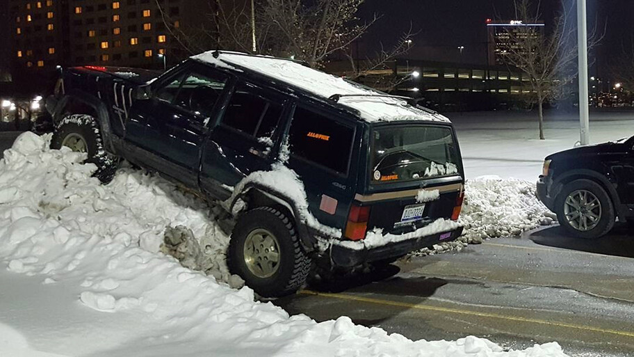 ¿Qué hace este Jeep Grand Cherokee encajado en una pila de nieve? No lo creerás