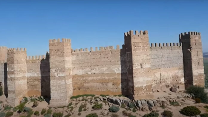 Banos-de-la-Encina-un-pueblo-del-Sur-de-Espana.jpg