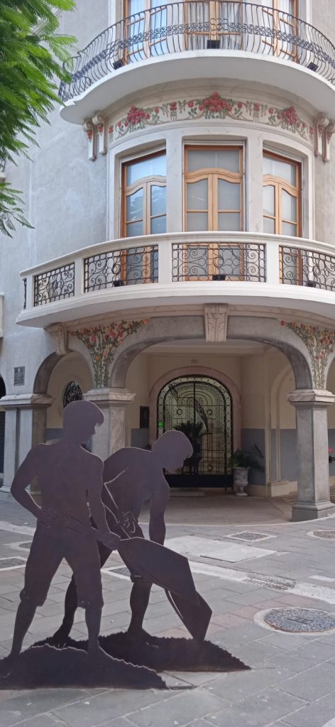 Museo del Cacao y esculturas de cacaoteros en la calle Panamá