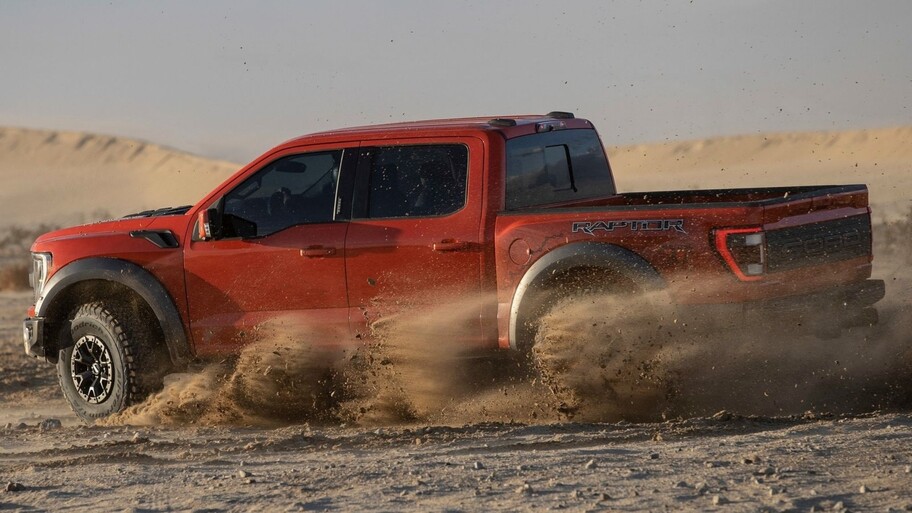 Ford Lobo Raptor vs RAM 1500 TRX ¿Cuál es el mejor depredador del desierto?