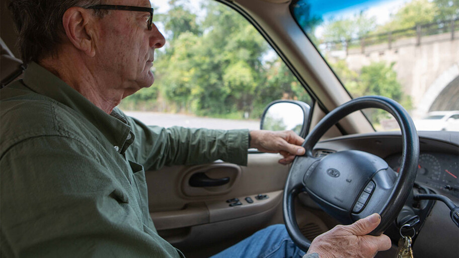 Los autos viejos aumentan el riesgo de accidentes mortales a los conductores mayores
