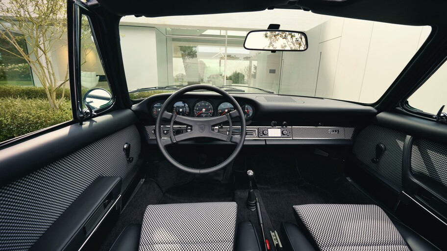 Porsche celebra 50 años de Porsche Design con una espectacular restauración de un 911 Targa 1972