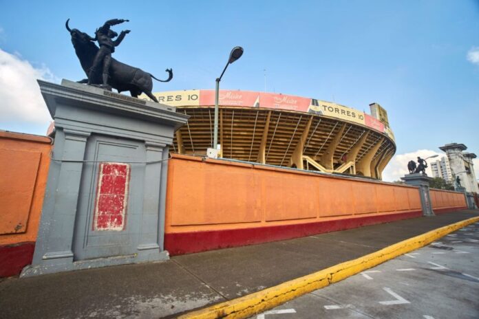 santiago-castillo-chomel-shutterstockcom-plaza-toros-cdmx.jpg