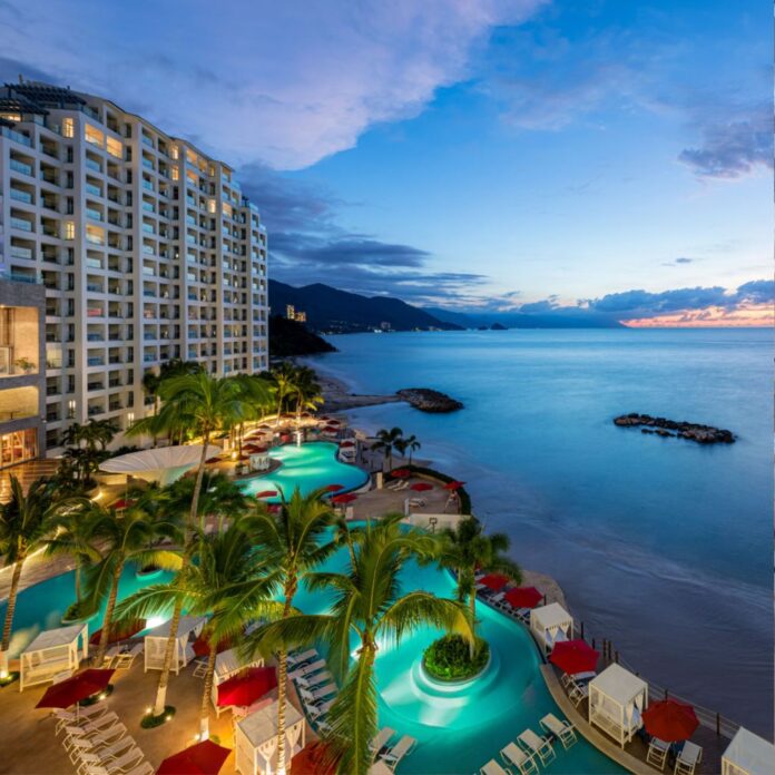 hilton-vallarta-riviera-albercas-naturales-ballenas-en-bahia-de-banderas-4.jpg